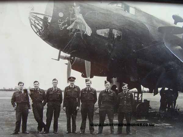 Don Macgregor, 3rd from rt, and crew of Halifax bomber 